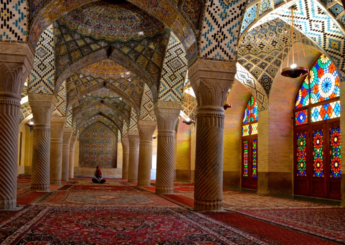 Günay ganz allein auf den heiligen Teppichen der "Pink Mosque" von Shiraz